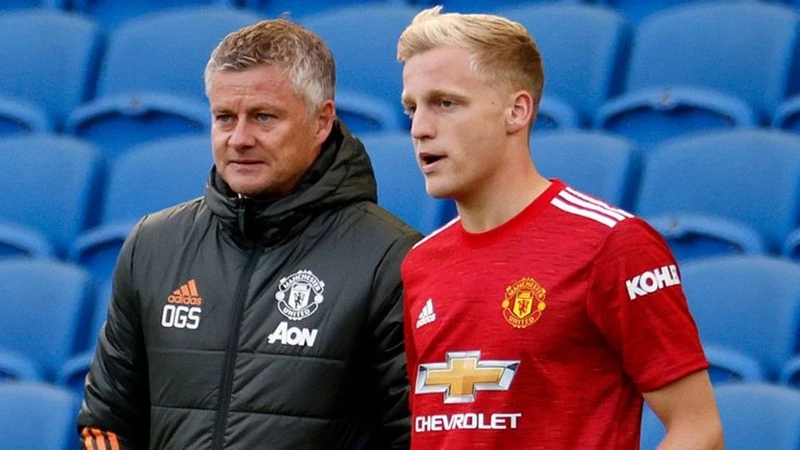 HLV Ole Gunnar Solskjaer bên cạnh tân binh duy nhất đến lúc này Van de Beek. Ảnh: Getty Images