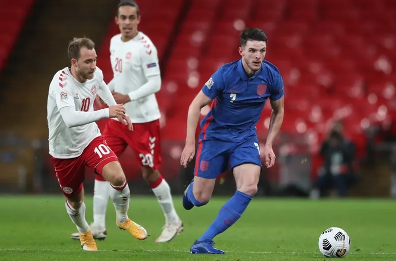 Christian Eriksen (trái) giúp Đan Mạch quật ngã tuyển Anh ngày tại Wembley. Ảnh: Getty Images