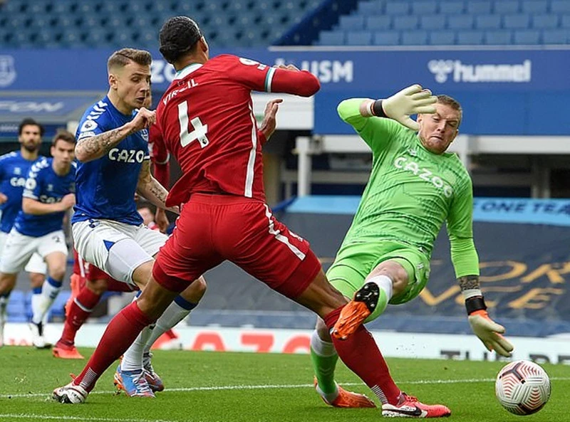 Tình huống khiến Virgil van Dijk có thể kết thúc sớm mùa giải. Ảnh: Getty Images