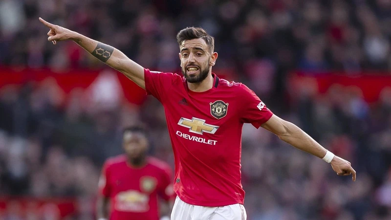 Bruno Fernandes lần đầu tiên mang băng đội trưởng Man.United khi Harry Maguire vắng mặt. Ảnh: Getty Images