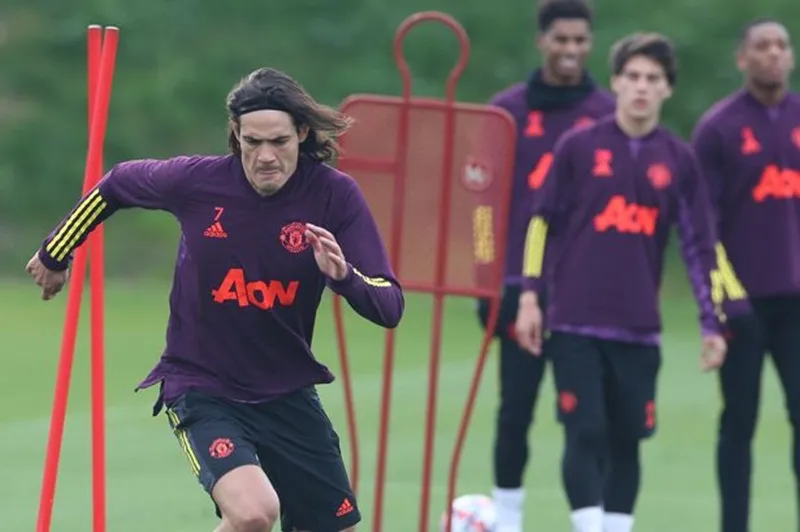 Edinson Cavani nỗ lực trên sân tập để sẵn sàng cho ngày ra mắt. Ảnh: Getty Images