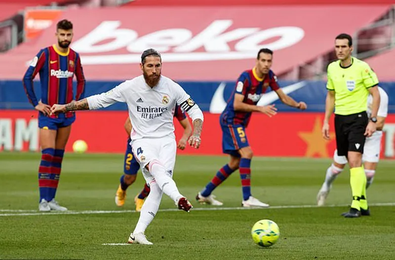 Sergio Ramos sút thắng quả phạt đền mang tính bước ngoặt. Ảnh: Getty Images