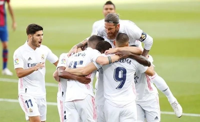 HLV Zidane bảo vệ quyết định thổi phạt đền ở trận El Clasico ảnh 1