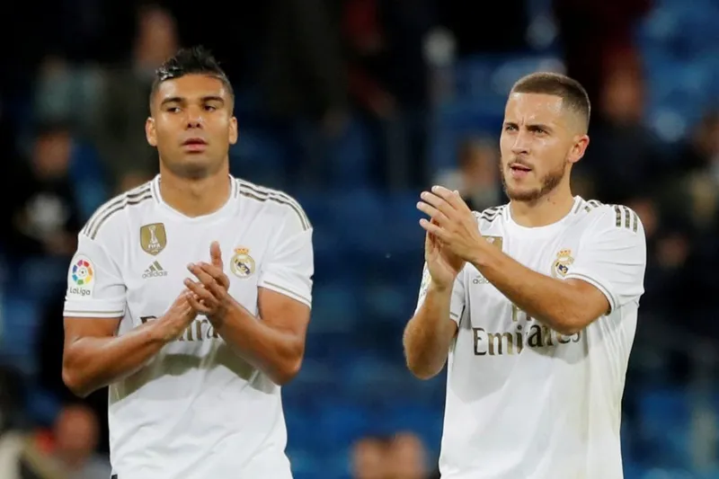 Eden Hazard (phải) và tiền vệ Casemiro dương tính Covid-19.