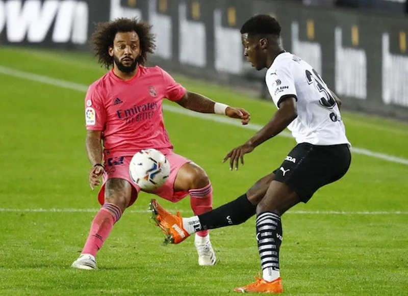 Real Madrid (trái) đã bị đánh bại 1-4 trên sân Valencia.