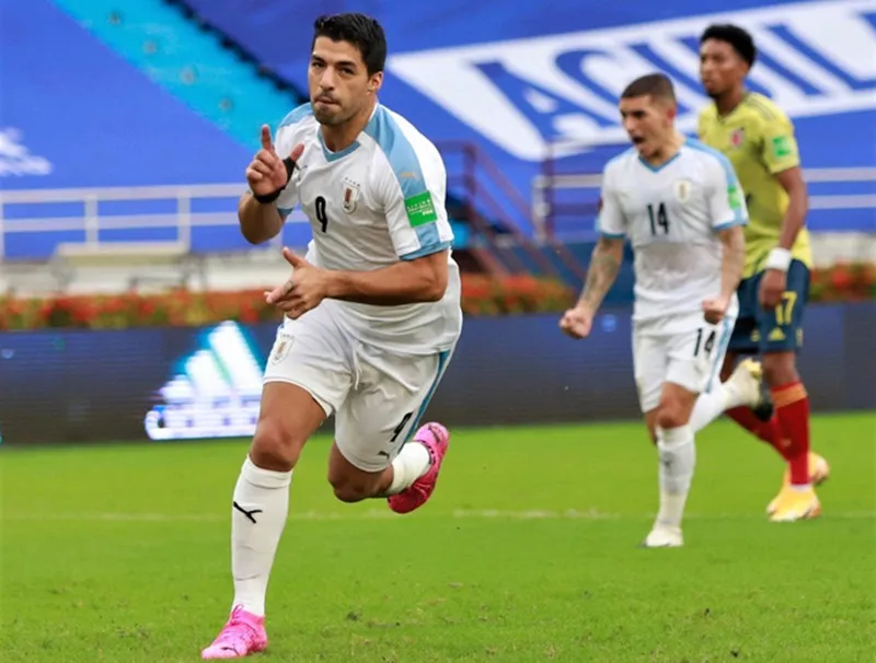 Luis Suarez ghi bàn cho tuyển Uruguay trước khi có xét nghiệm dương tính với Covid-19. Ảnh: Getty Images
