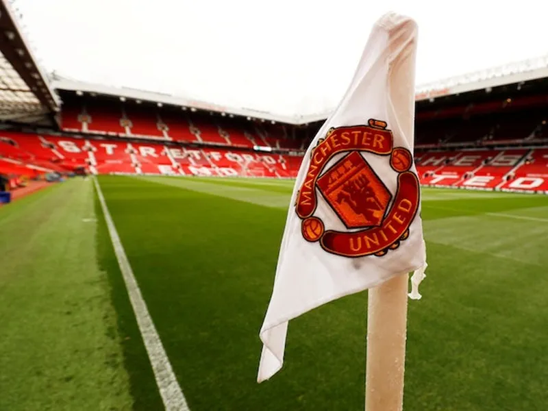 Sân Old Trafford của Man.United vẫn phải trong tình trạng vắng lặng.