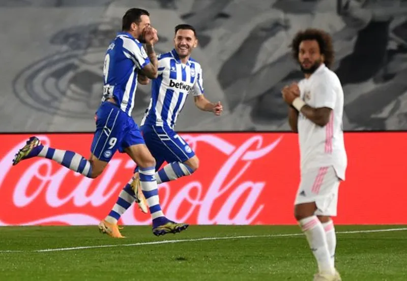 Real Madrid tiếp đà sa sút khi thất bại 1-2 trước Alaves ngay trên sân nhà.