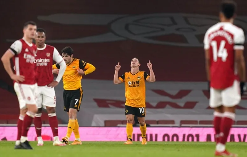 Cầu thủ Arsenal thất vọng trước niềm vui của đội khách Wolves.