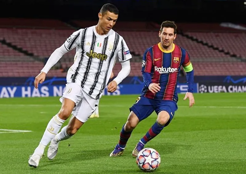 Cristiano Ronaldo che mờ Lionel Mesi để giúp Juventus vươn lên chiếm ngôi đầu bảng. Ảnh: Getty Images