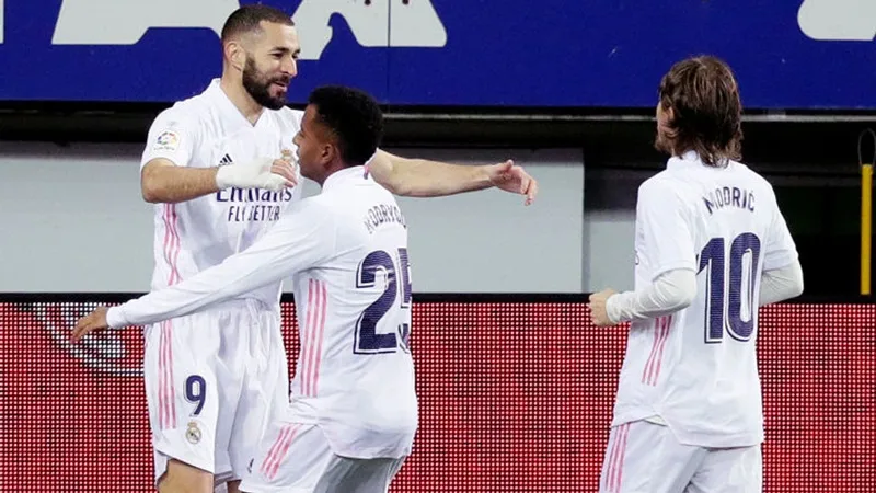 Karim Benzema tiếp tục truyền cảm hứng cho màn trở lại của Real. Ảnh: Getty Images