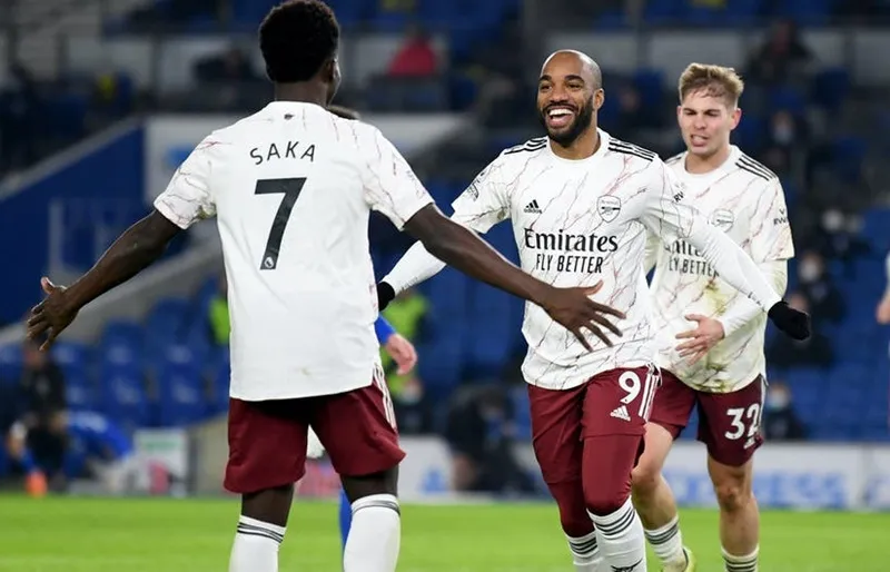 Alexandre Lacazette nén đau ghi bàn giúp Arsenal chiến thắng. Ảnh: Getty Images 