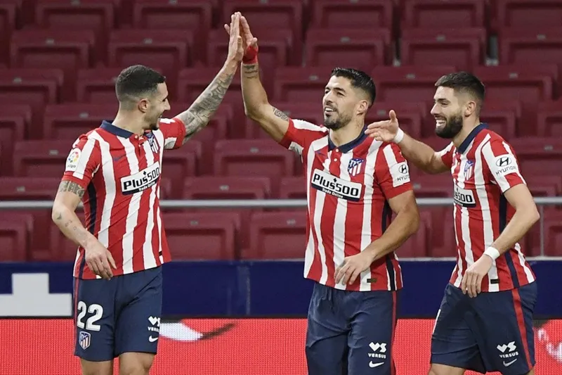 Luis Suarez giúp Atletico Madrid kết thúc năm với chiến thắng và ngôi đầu.