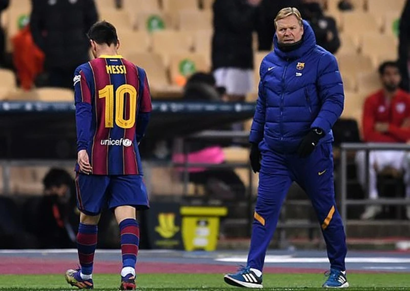 Lionel Messi lầm lũi rời sân còn HLV Ronald Koeman và Bareclona mất danh hiệu. Ảnh: Getty Images 