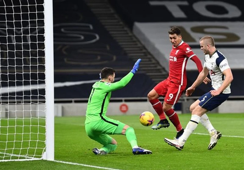 Roberto Firmino cùng Liverpool giành kết quả tốt tại Tottenham và London. Ảnh: Getty Images 