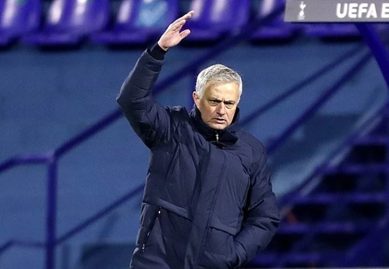 HLV Jose Mourinho với vẻ mặt đầy tức giận khi dõi theo trận đấu. Ảnh: Getty Images 