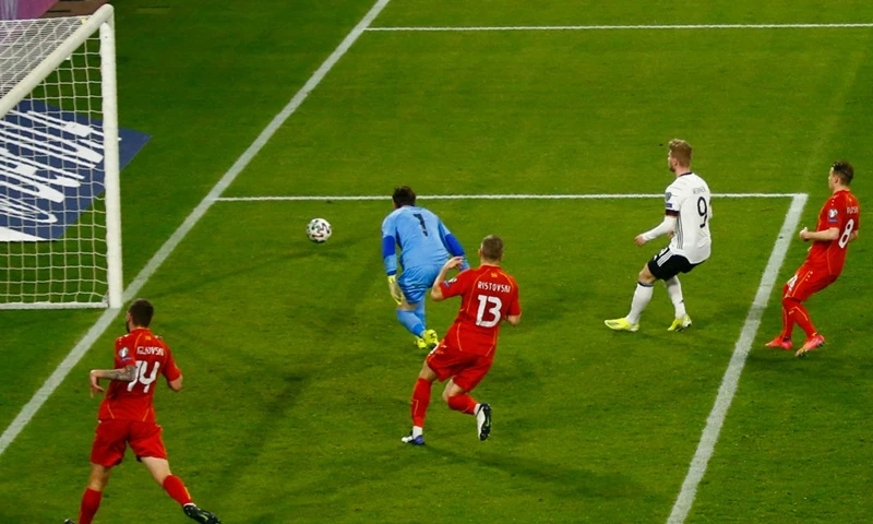 Timo Werner tiếc nuối nhìn quả bóng đi chệch khung thành. 