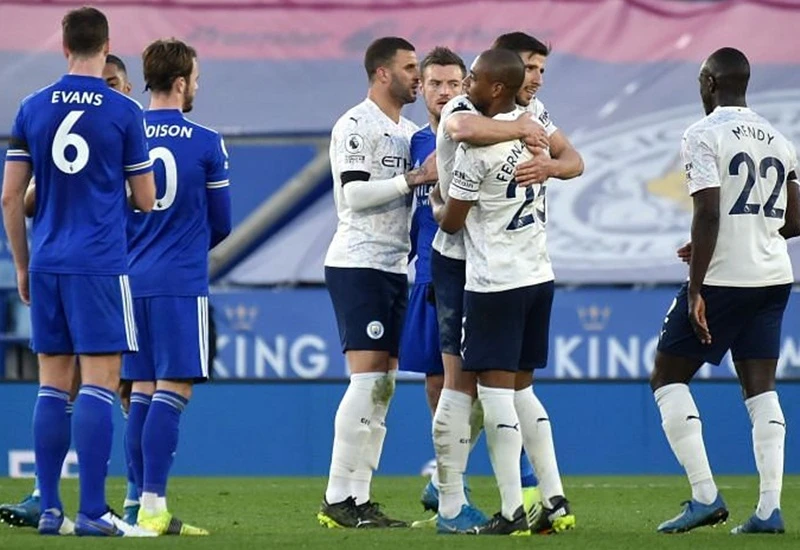 Leicester đơn giản chỉ biết nhìn Man.City mừng chiến thắng. Ảnh: Getty Images 