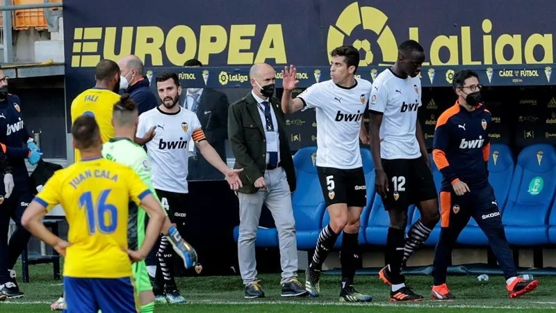 Atletico lâm nguy sau thất bại trước Sevilla ảnh 1