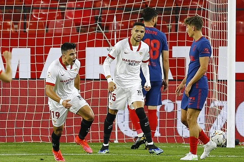 Atletico Madrid lại có pha vấp ngã khác tại La Liga khi thua ở Sevilla. Ảnh: Getty Images