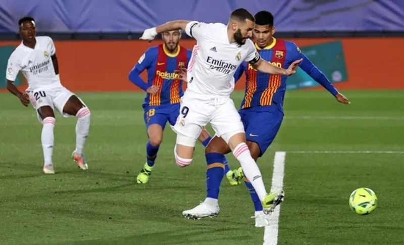 Pha đánh gót nhạy cảm ghi bàn mở tỷ số của Karim Benzema. Ảnh: Getty Images