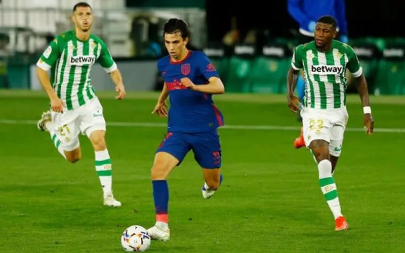 Joao Felix (giữa) nén đau ra sân khiến chấn thương thêm trầm trọng.