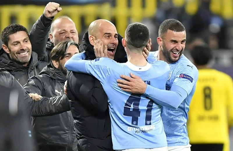 HLV Pep Guardiola và ban huấn luyện của mình vỡ òa sau chiến thắng. Ảnh: Getty Images