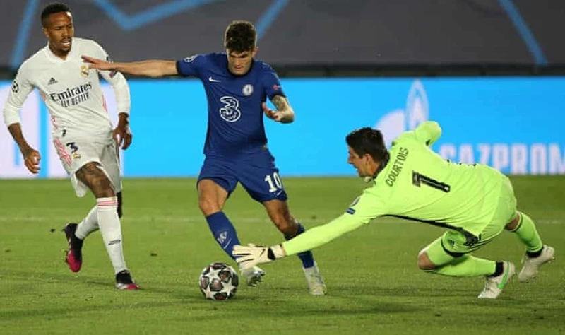 Christian Pulisic vượt qua thủ thành Thibaut Courtois trước khi ghi bàn. Ảnh: Getty Images