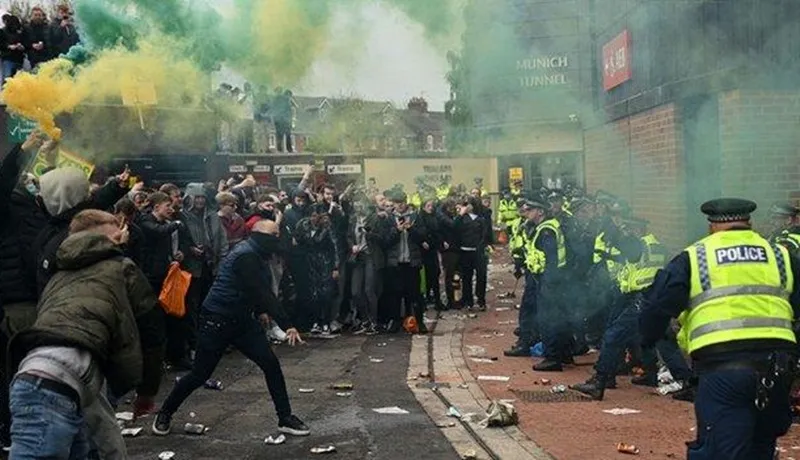 Người hâm mộ đã va chạm với cảnh sát bên ngoài sân.