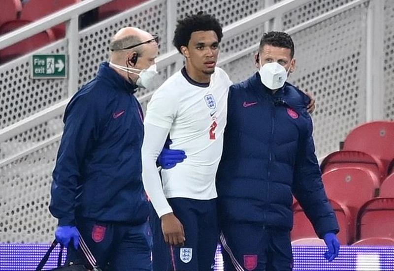 Trent Alexander-Arnold đầy lo lắng khi rời sân trong sự hỗ trợ. Ảnh: Getty Images