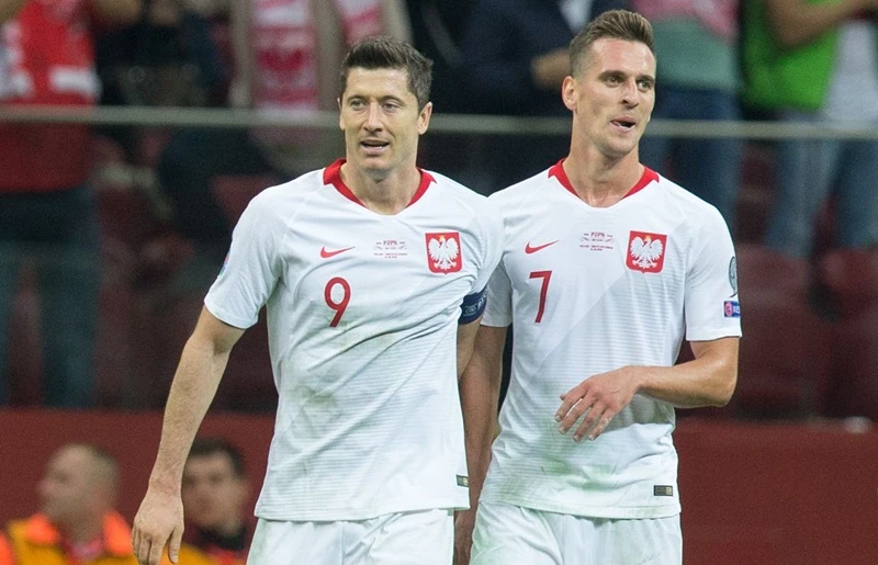 Arkadiusz Milik (phải) chia tay giải khiến không còn ai chia lửa với Robert Lewandowski.