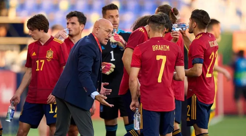 Tuyển Tây Ban Nha “bất đắc dĩ” và những cột mốc ảnh 1