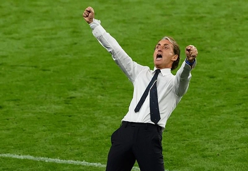 HLV Roberto Mancini phấn khích sau chiến thắng. 