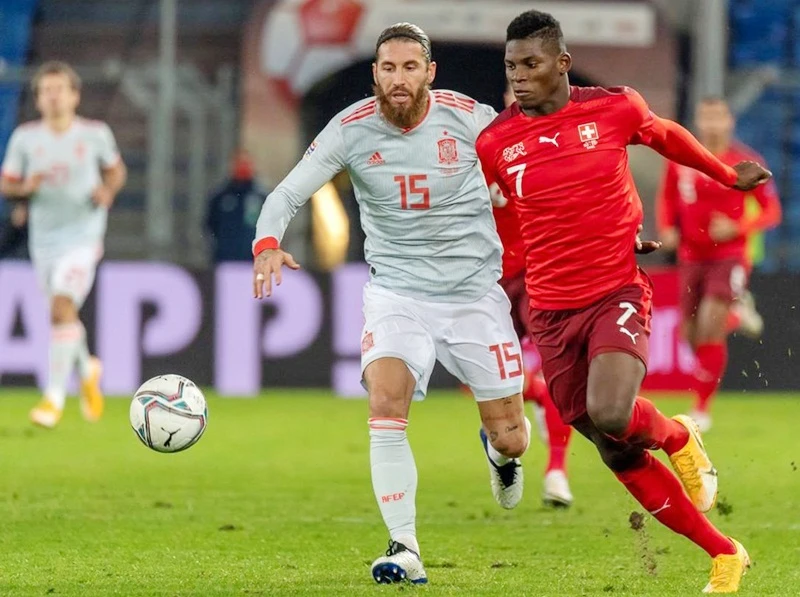 Thụy Sĩ (phải) tấn công khi đối đầu Tây Ban Nha ở Nations League năm ngoái.