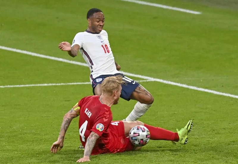 Raheem Sterling gây áp lực lớn khiến Simon Kjaer đưa vào lưới nhà.