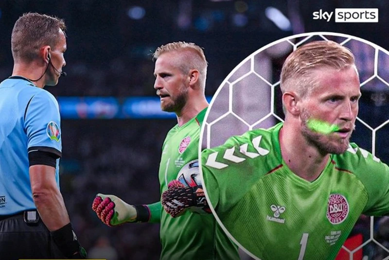 Tia laser chiếu vào mặt thủ thành Kasper Schmeichel. 