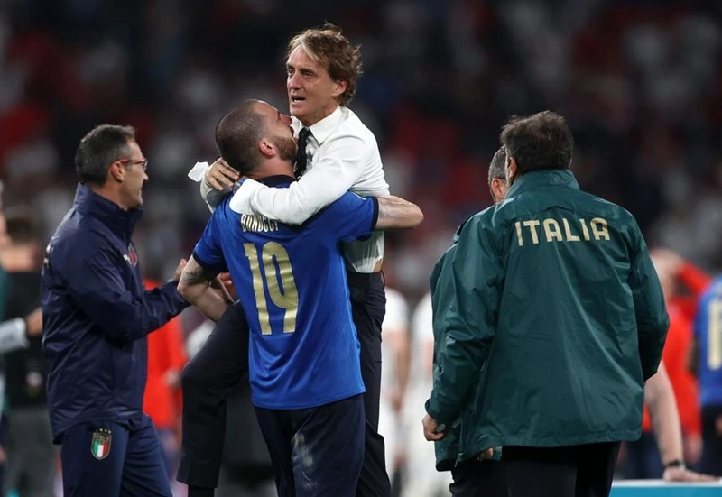 HLV Roberto Mancini hạnh phúc mừng chiến thắng. 