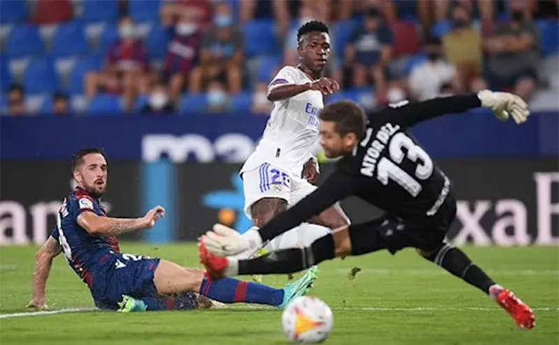 Cầu thủ dự bị Vinicius tỏa sáng giúp Real giành 1 điểm.