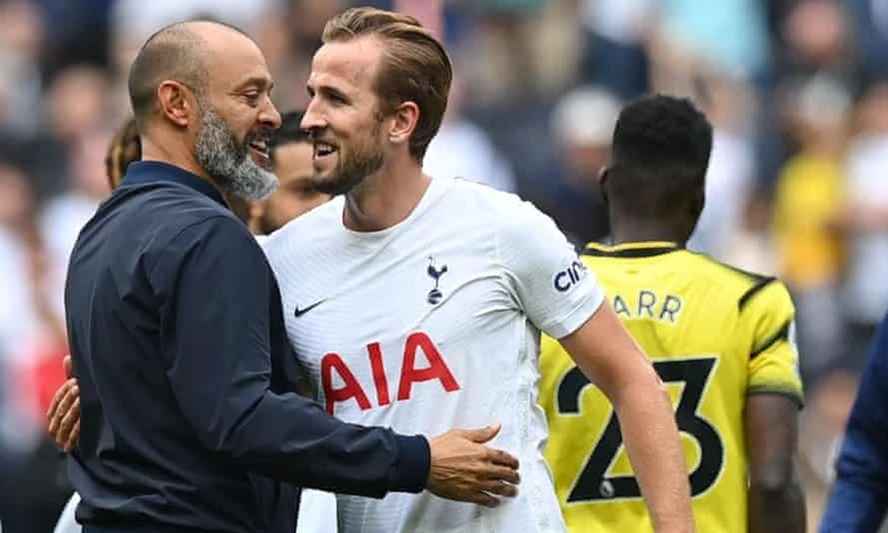 Harry Kane vẫn khá hạnh phúc khi ra sân trở lại cùng Tottenham.