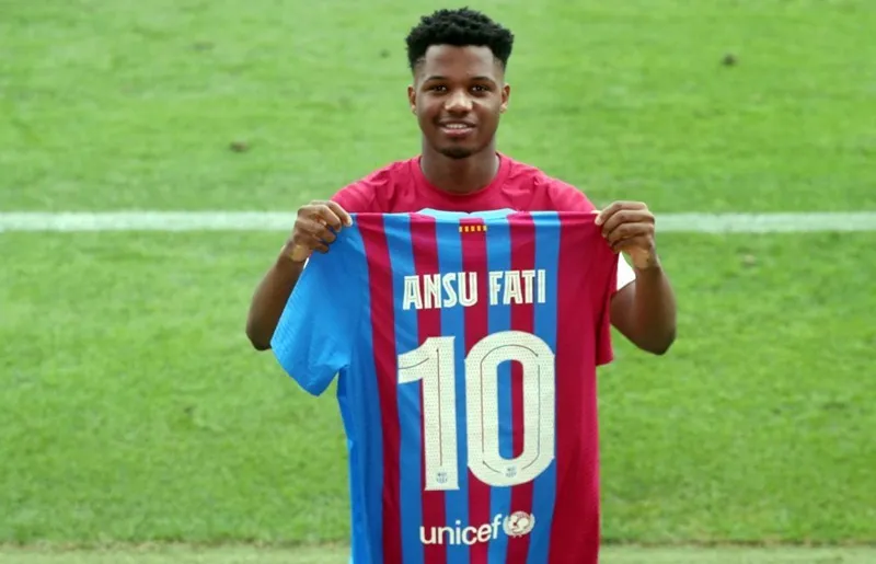 Ansu Fati được trao chiếc áo số 10 đầy vinh dự nhưng cũng lắm áp lực.
