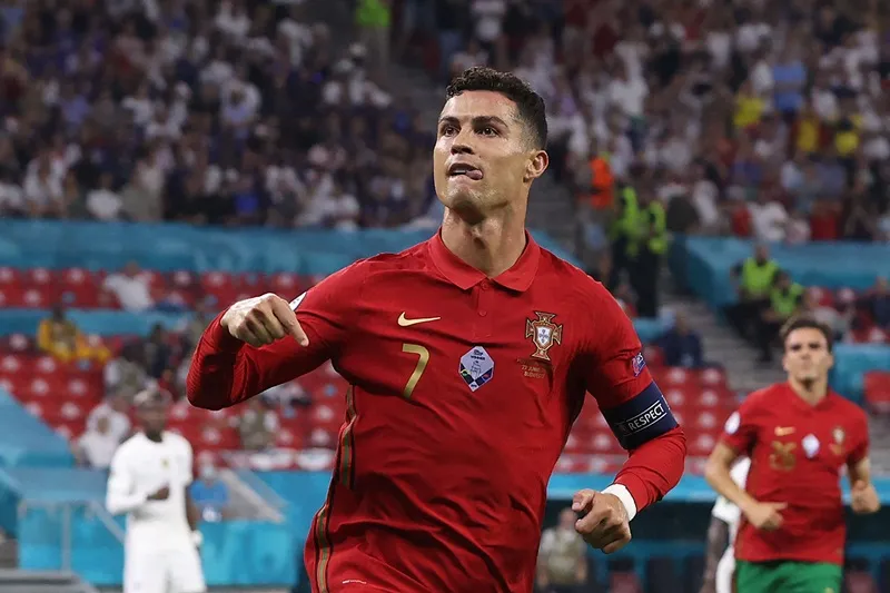 Cristiano Ronaldo lập kỷ lục ghi bàn như khẳng định anh chưa quá già để trở lại Man.United.