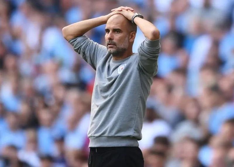 HLV Pep Guardiola tỏ rõ thất vọng khi chứng kiến trên đấu. Ảnh: Getty Images