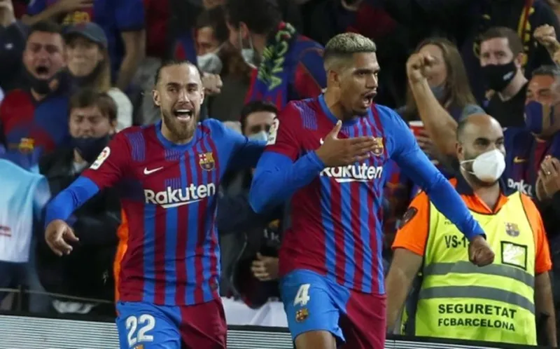 Ronald Araujo (phải) vui mừng sau khi “giải cứu” Barca khỏi thất bại.