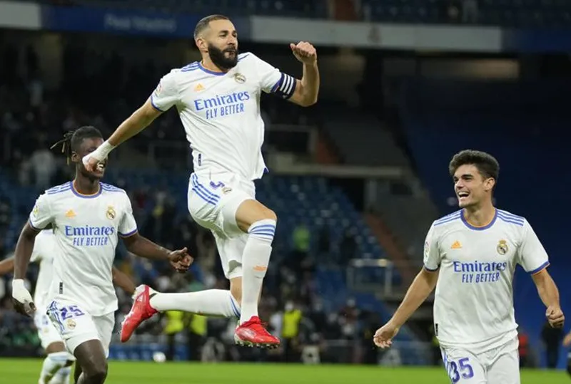 Karim Benzema trở thành chân sút thứ 4 của Real chạm cột mốc 200 bàn tại La Liga.