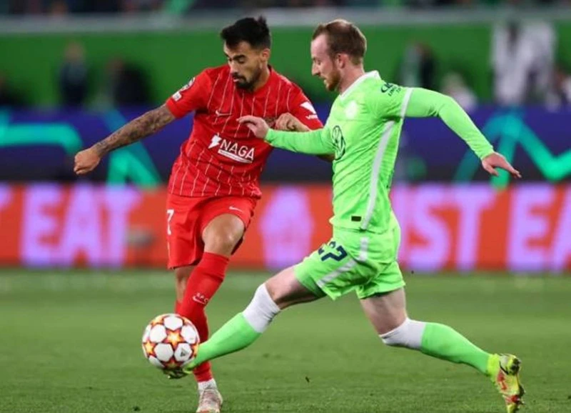 Sevilla (trái) giành kết quả hòa trong diễn biến căng thẳng tại Wolfsburg. 