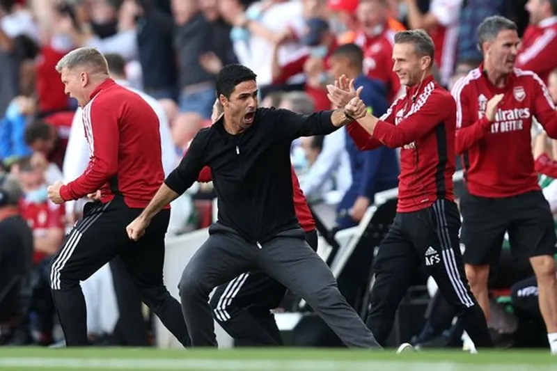 Sự phấn khích hiếm thấy khi HLV Mikel Arteta khi mừng chiến thắng derby Bắc London.