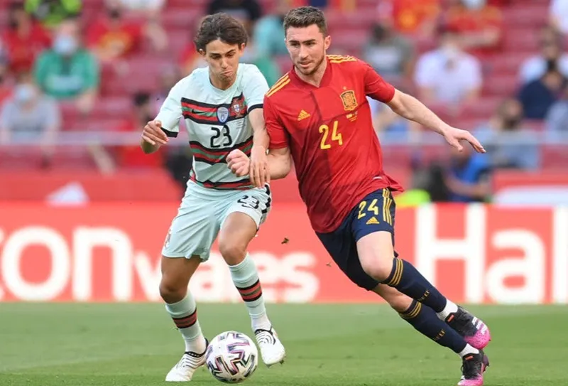 Aymeric Laporte (phải) nhanh chóng trở thành thủ lĩnh mới ở hàng thủ La Roja.