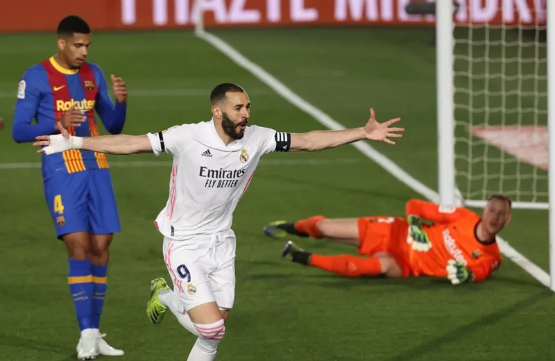 Karim Benzema ghi bàn trong trận Siêu kinh điển mùa qua.