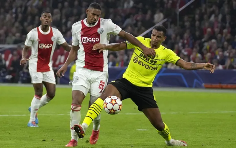 Sebastien Haller (trái) tiếp tục ghi bàn giúp Ajax giành kết quả hoàn hảo.