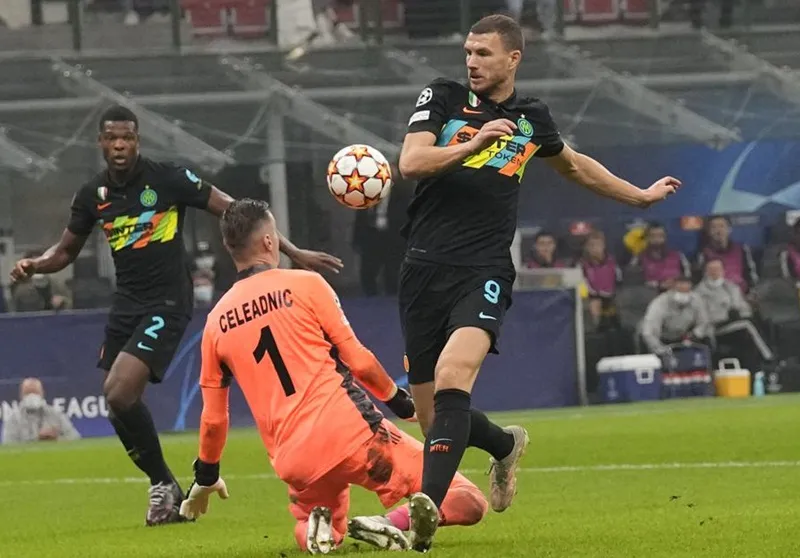 Tiền đạo Edin Dzeko đã ghi dấu ấn giúp Inter có chiến thắng đầu tiên.